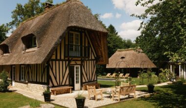 So märchenhaft wurde dieses Reetdachhaus in der Normandie im englischen Stil renoviert