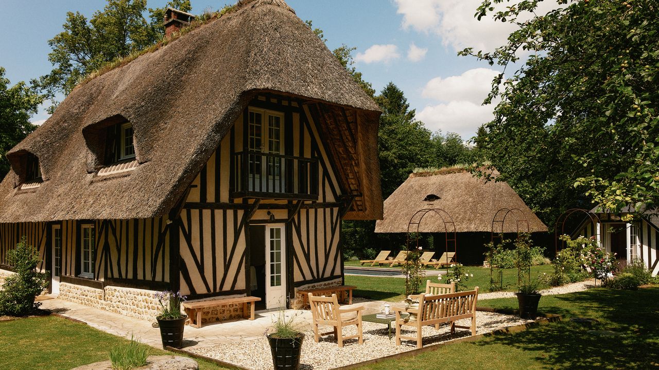 So märchenhaft wurde dieses Reetdachhaus in der Normandie im englischen Stil renoviert