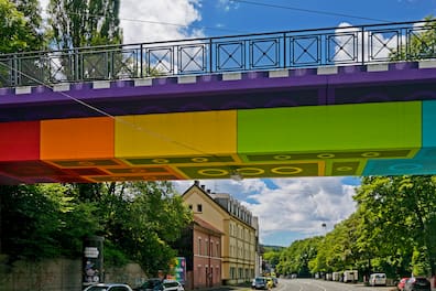 Auf der Nordbahntrasse gibt es unter anderem die kunterbunte Legobrücke zu entdecken.