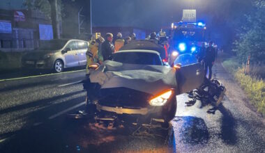 PKW fährt gegen Baum - Fahrer glücklicherweise nur leicht verletzt