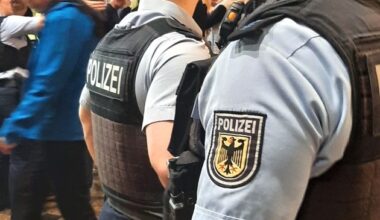 BPOL-HB: Betrunkene schlägt und beleidigt - Bundespolizisten überwältigen sie.