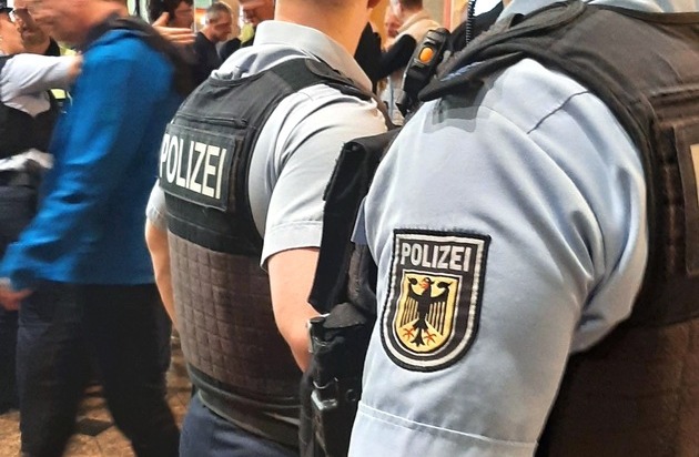 BPOL-HB: Betrunkene schlägt und beleidigt - Bundespolizisten überwältigen sie.
