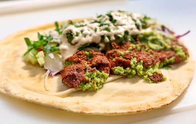 Puristisch geht es bei der Falafel Fabrik zu: Vollendet werden die frisch zubereiteten Wraps lediglich mit Sesamsauce und Zitronensaft.