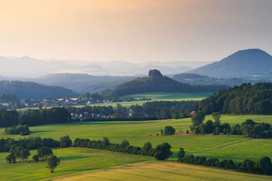 Der Ausblick vom Wolfsberg auf den Zirkelstein ist einer der vielen Stationen auf dem frisch sanierten Wanderweg.