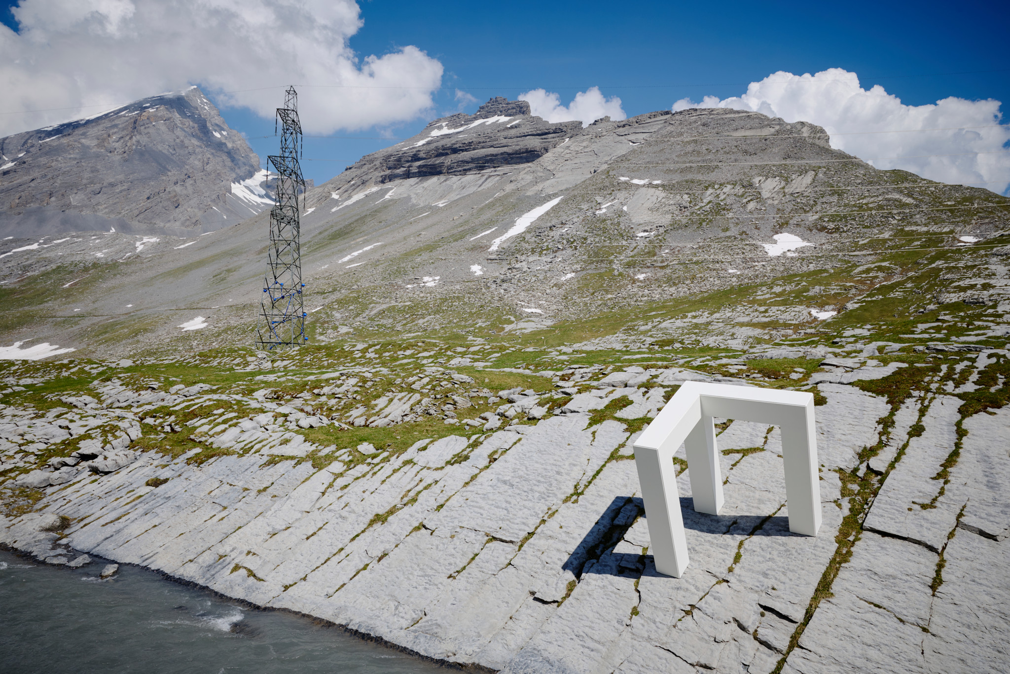 Die Skulptur ’up #8’ von Lang/Baumann auf dem Gemmipass in einer Berglandschaft am 19. Juni 2025.