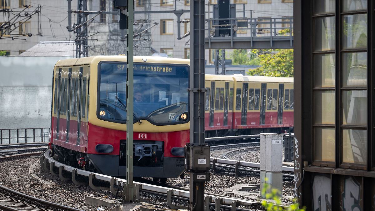 Berlin & Brandenburg: S-Bahn fährt mit Fahrgästen auf Abstellgleis