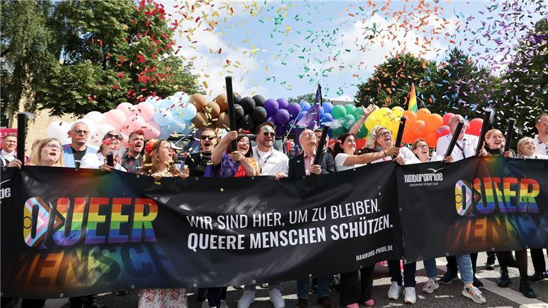 Bei gutem Wetter gingen Zehntausende in Hamburg für mehr Schutz queerer Menschen auf die Straße.