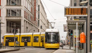 Berlin & Brandenburg: Autofahrer bricht nach Unfall mit Bahn zusammen