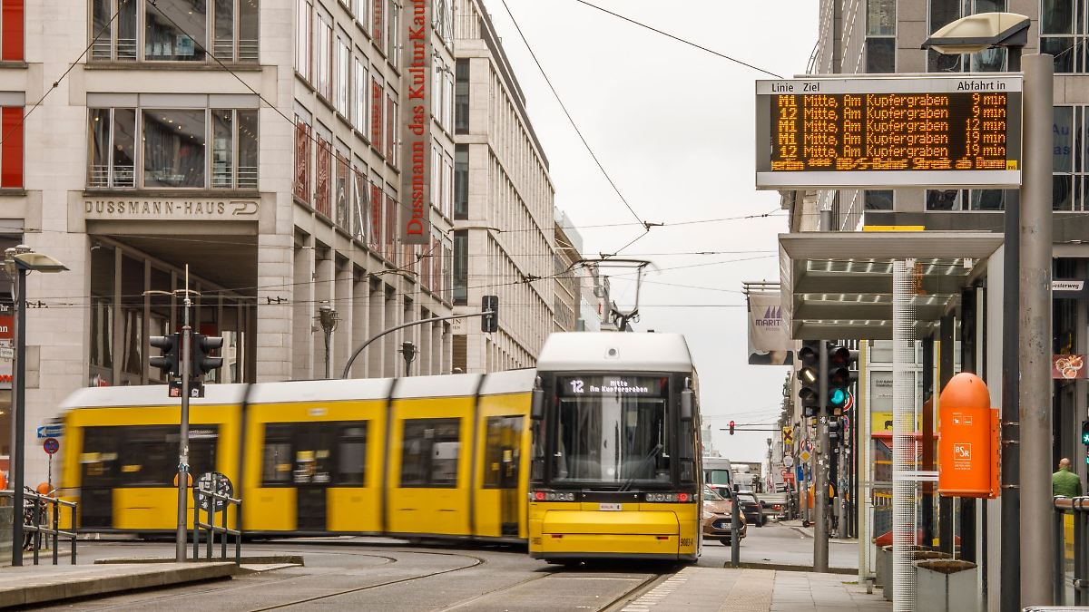 Berlin & Brandenburg: Autofahrer bricht nach Unfall mit Bahn zusammen