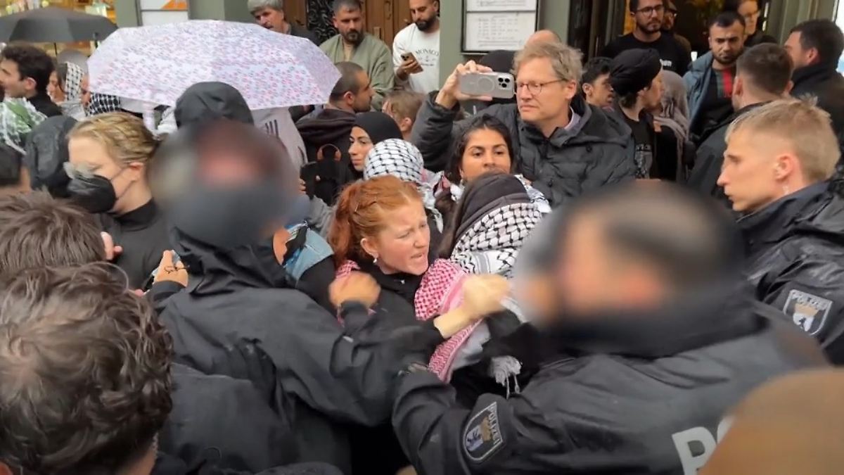Blutiger Zwischenfall in Berlin: Polizist schlägt Pro-Palästina-Demonstrantin ins Gesicht