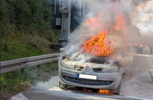 FW Stuttgart: Vollbrand eines PKW auf der Bundesautobahn A8