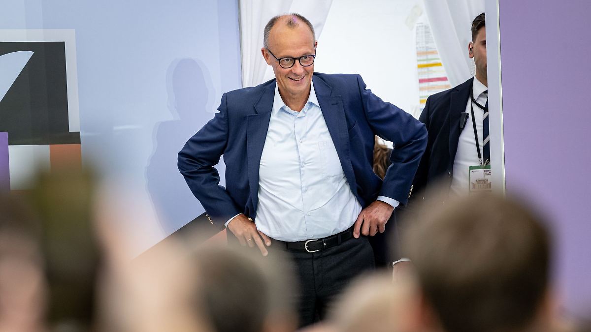 Berlin & Brandenburg: Einladung von Kanzler & Co - Tausende im Regierungsviertel