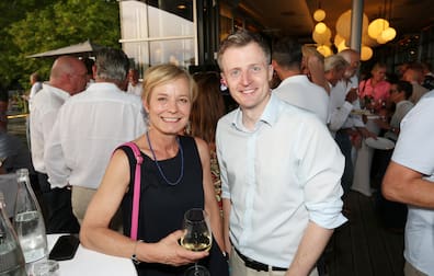 Sie mögen es heiß: Polizeipräsidentin Gwendolin von der Osten und Recken-Boss Eike Korsen auf der „Pier“-Terrasse. Er verbringt aktuell viel Zeit mit seinem Sohn im Schwimmbad, sie planschen in Hemmingen.