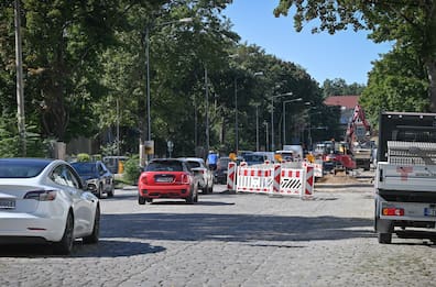 Trotz Bauarbeiten ist der Autobahnzubringer Stauffenbergallee durchgängig befahrbar. Auch die Zugänge und Zufahrten zu den Grundstücken werden gewährleistet, so die Stadt. Das heißt aber auch, dass in vielen kleinen, wechselnden Abschnitten gebaut werden muss.