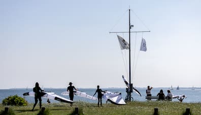 Auf die Plätze, fertig, los: Die Kinder aus dem türkischen Erdbebengebiet Hatay testen das Wingfoilen auf der Ostsee. 