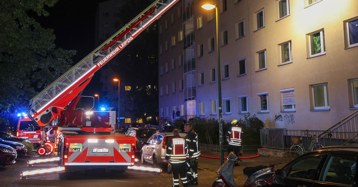 Feuerwehr-Großaufgebot nach Brand von Abstellkammern im Leipziger Süden