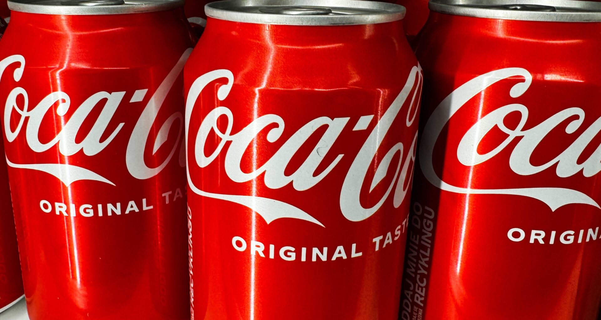 Coca-Cola Dosen im Supermarkt.