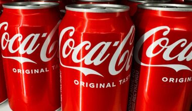 Coca-Cola Dosen im Supermarkt.