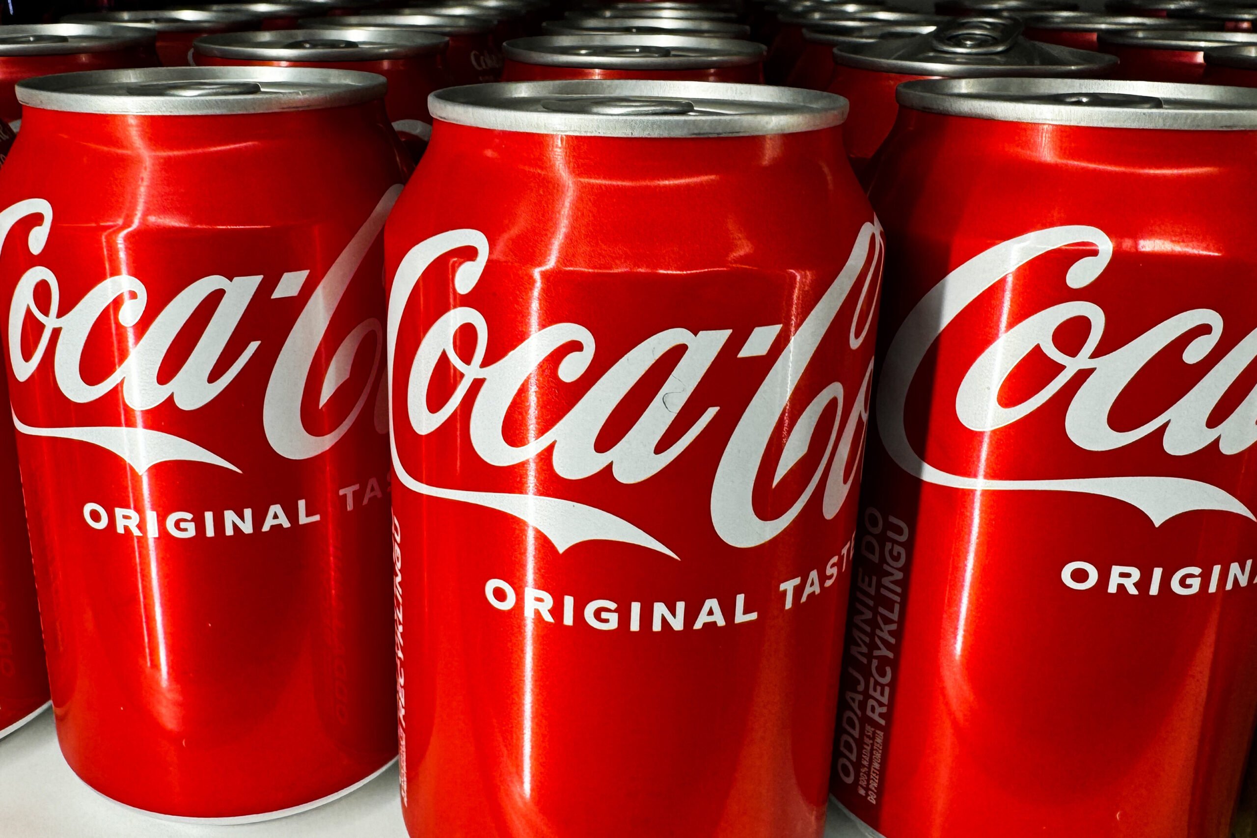 Coca-Cola Dosen im Supermarkt.