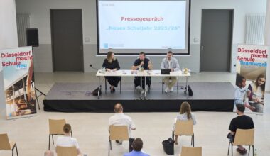 Einschulungen an Grundschulen und weiterführenden Schulen, Ganztagsbetreuung und Düsseldorfer Schulbauprojekte: Zum Beginn des neuen Schuljahres 2025/26 gab Schuldezernent und Stadtdirektor Burkhard Hintzsche (l.) und Thomas © Landeshauptstadt Düsseldorf/Claus Langer