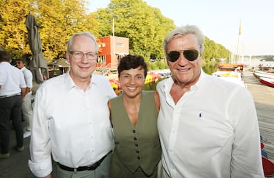 Die Dame in die Mitte: Ex-Oberbrügermeister Stefan Schostok (links) und Möbelchef Helmut Staude mit Sonia Ordoñez Alcantara am Maschsee.
