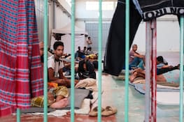 dpatopbilder - 19.08.2025, Griechenland, Agia: Migranten, die trotz der Aussetzung von Asylanträgen und der geplanten Verschärfung der Haftbedingungen vor kurzem auf der Insel Kreta angekommen sind, werden in einer provisorischen Unterkunft im Dorf Agia in der Nähe der Stadt Chania auf der Insel Kreta in Südgriechenland festgehalten. Foto: Giannis Angelakis/AP/dpa +++ dpa-Bildfunk +++