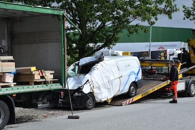 Nelson Faria saß am Steuer dieses Mercedes Vito. Im Verlauf des Unfalls lösten sich laut Polizei von einem Lkw Teile der Seitenverkleidung und trafen den weißen Kleintransporter. Dadurch wurden die Frontscheibe zerstört und das Dach aufgerissen. 