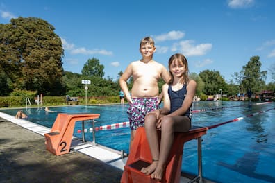 Besuch aus Hamburg: Noah und Mathilda sind in den Ferien für eine Woche bei ihrer Oma Karin Ulbrand in Russee zu Besuch. Das Freibad finden sie klasse. 