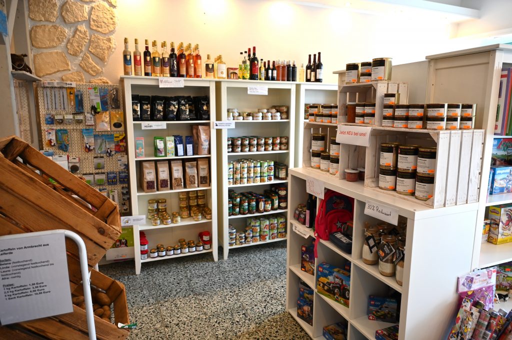 Jetzt frisch im Dorfladen: Apfel- und Zwiebelernte
