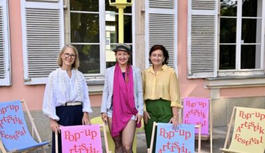 Präsentation des Pop-Up-Artistik-Festivals in Düsseldorf im Theatermuseum  mit (v.r.) Miriam Koch, Beigeordnete für Kultur und Integration, Corina Bremm, künstlerische Leiterin des Festivals, und Maren Siegel, Abteilungsleiterin im Amt für Jugend und Soziales. © Lokalbüro