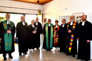 Gruppenfoto in der Johanneskirche in Köln-Westhoven. Entpflichtung von Pfarrerin Ingrid Kibilka (4. von rechts).