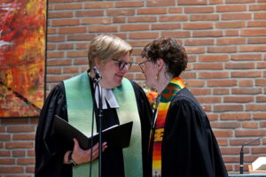Superintendentin Kerstin Herrenbrück und Ingrid Kibilka (r.).