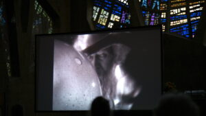 Auf der Leinwand in der Reformationskirche: Szene in „Faust – eine deutsche Volkssage“.