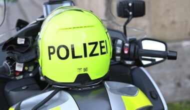 Verkehrsunfall in Düsseltal – Polizeimotorrad kollidiert mit Mercedes