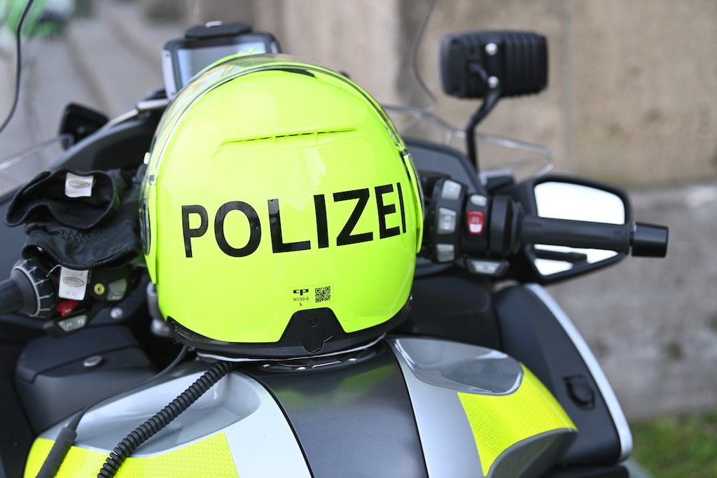 Verkehrsunfall in Düsseltal – Polizeimotorrad kollidiert mit Mercedes