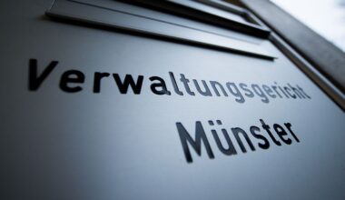 Nordrhein-Westfalen: Mann droht sich zu verletzen - Gericht prüft Abschiebung