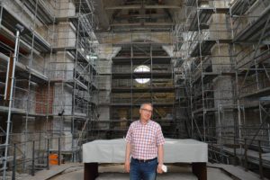 Dekan Andreas Klodt am Altar im Alten Dom zu Mainz St. Johannis. - Foto: gik