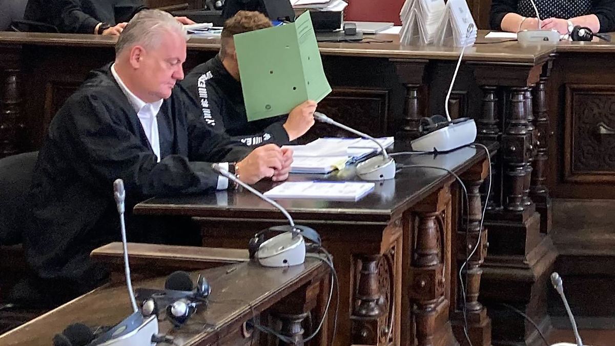 Hamburg & Schleswig-Holstein: Prozess um beinahe tödlichen Messerangriff auf Autofahrer