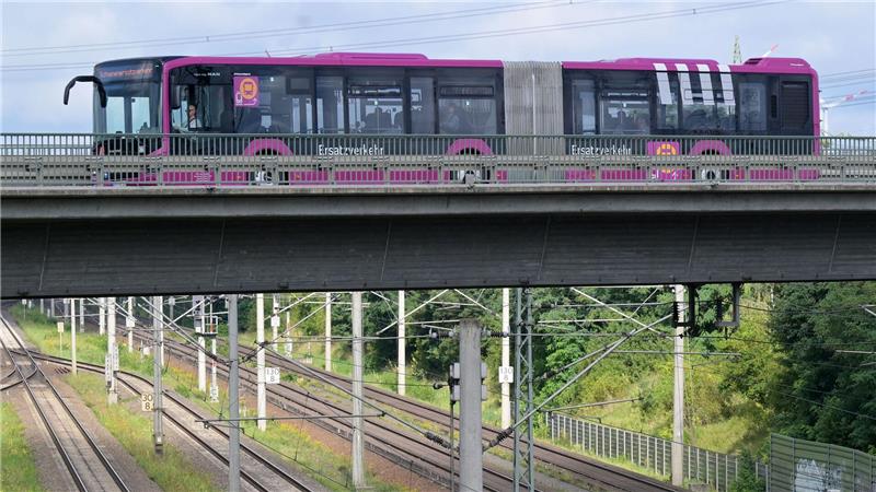Der Ersatzverkehr mit Bussen läuft laut Bahn stabil.