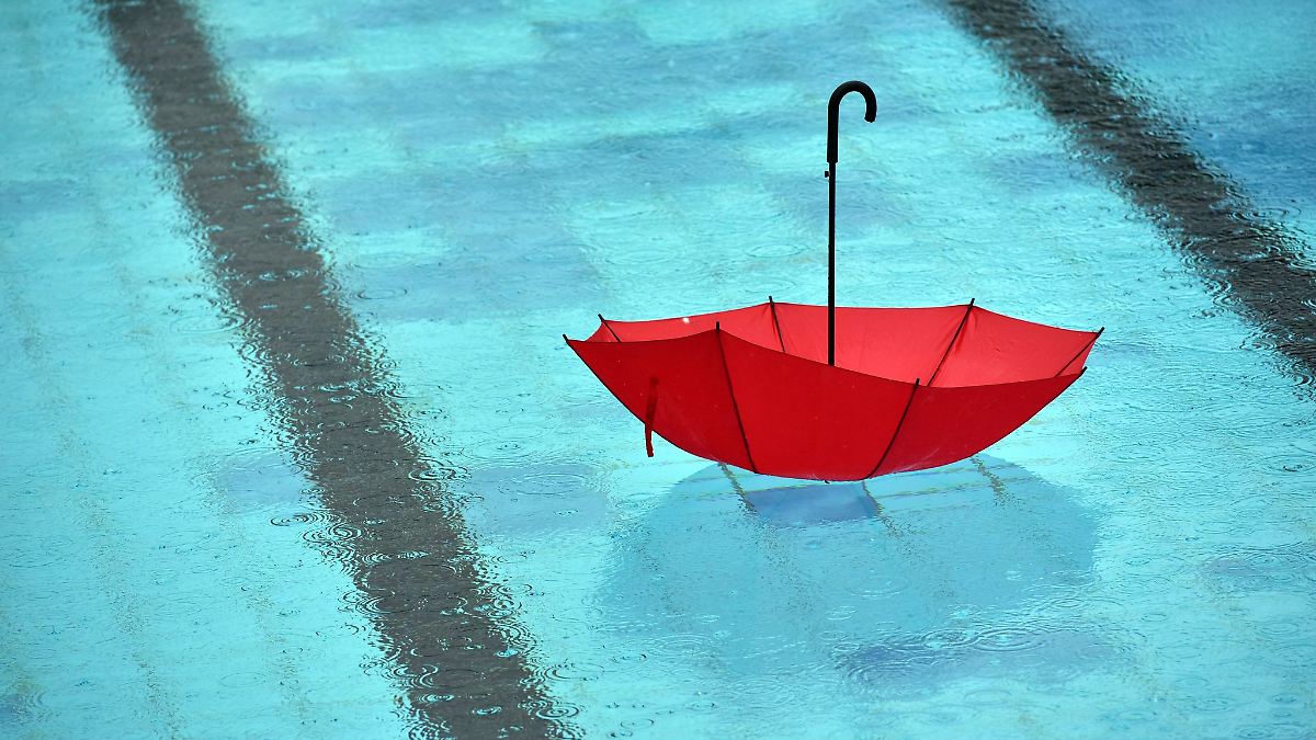 Berlin & Brandenburg: Schwimmbäder im Regen: Schlechtes Wetter bremst Badesaison