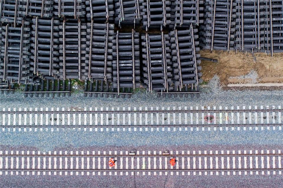 Die Bahn hat eine Neubaustrecke Hannover-Hamburg vorgeschlagen, das ist allerdings umstritten. (Archivbild)Julian Stratenschulte/dpa