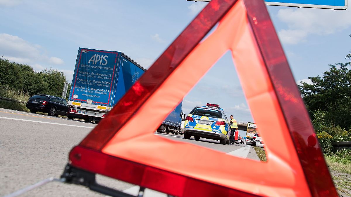 Niedersachsen & Bremen: Umgekippter Lastwagen auf A28 blockiert Fahrbahn