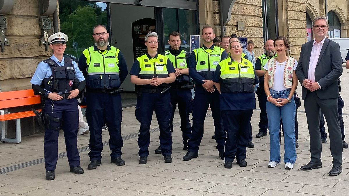 Hamburg & Schleswig-Holstein: Orange Bank am Dammtor: Zeichen gegen Gewalt an Frauen