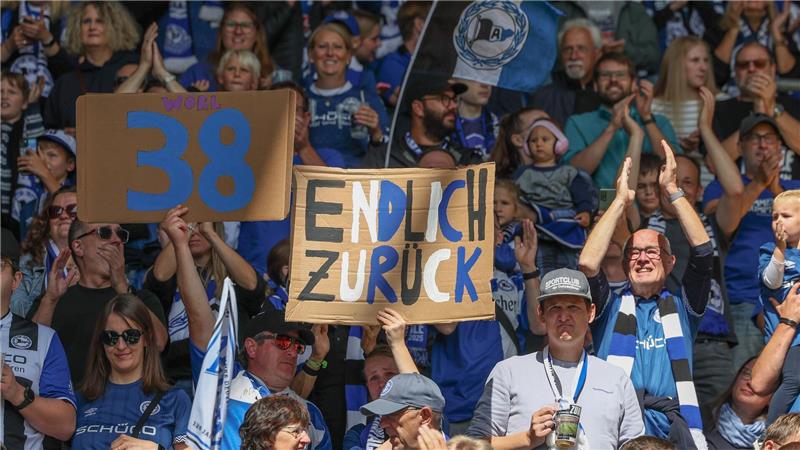 Die Fans von Arminia Bielefeld feiern die Rückkehr von Marius Wörl.