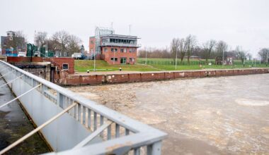 Niedersachsen & Bremen: Schlepper prallt gegen Emder Schleusentor