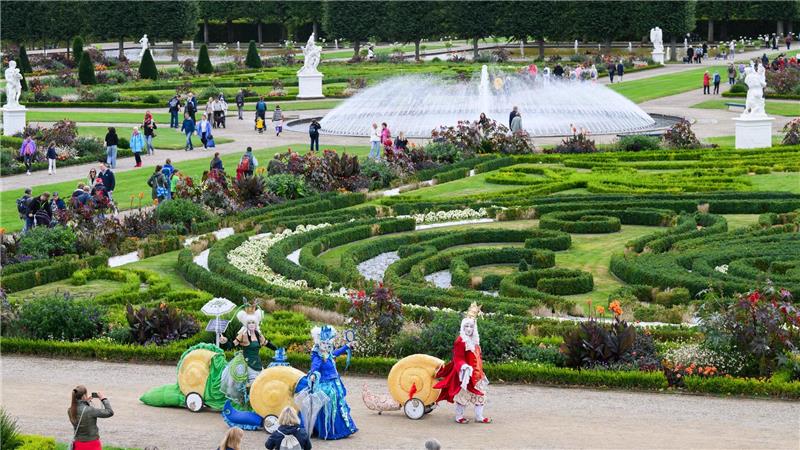 Die Künstlergruppe Art Tremondo läuft durch den Großen Garten. Mit einem großen Sommerfest wird der 350. Geburtstag des Großen Gartens der Herrenhäuser Gärten gefeiert.