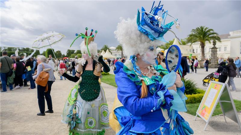 Die Künstlergruppe Art Tremondo läuft durch den Großen Garten. Mit einem großen Sommerfest wird der 350. Geburtstag des Großen Gartens der Herrenhäuser Gärten gefeiert.