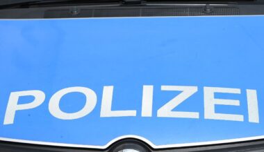 Berlin & Brandenburg: Polizei: Gruppe soll Duo an Bahnsteig angegriffen haben