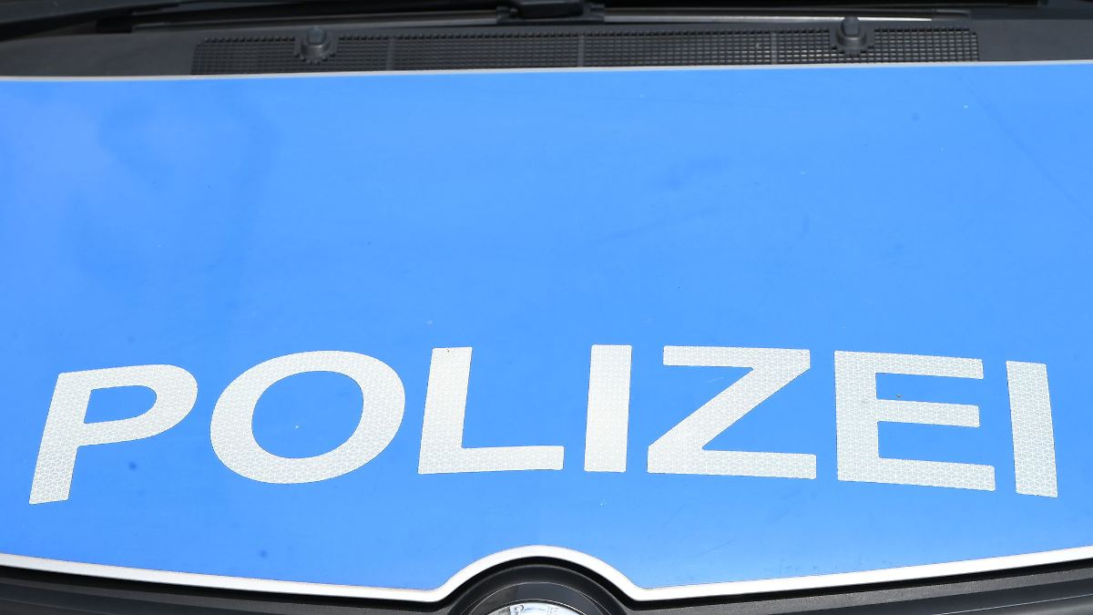 Berlin & Brandenburg: Polizei: Gruppe soll Duo an Bahnsteig angegriffen haben