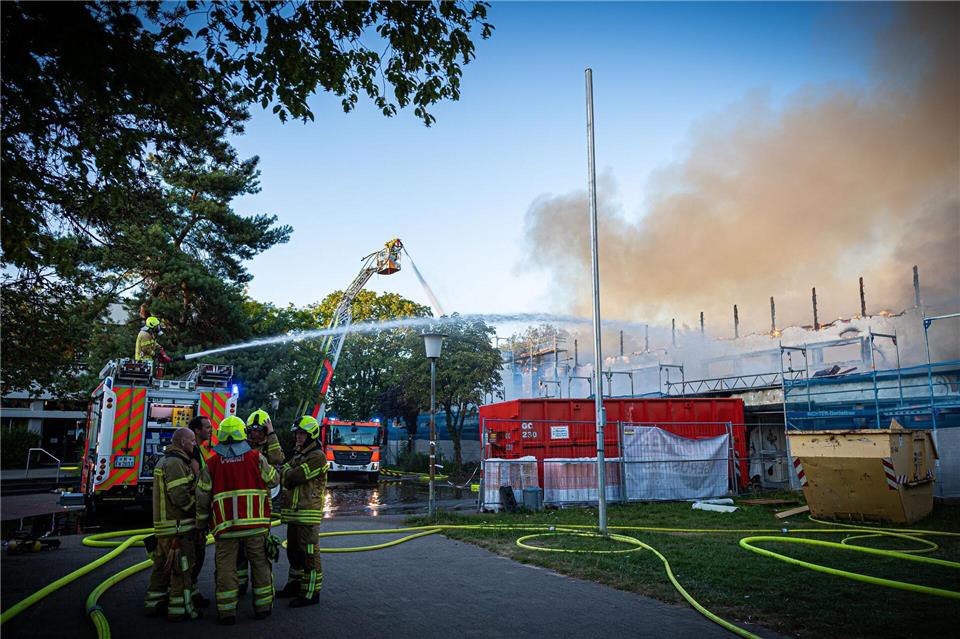 Die Turnhalle brannte bis auf ihre Grundmauern nieder.Moritz Frankenberg/dpa